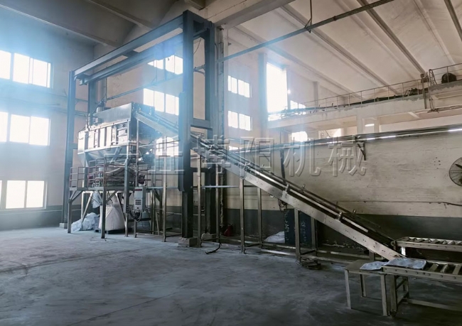 小蘇打自動拆包機現場   小袋拆包后可直接換成噸包